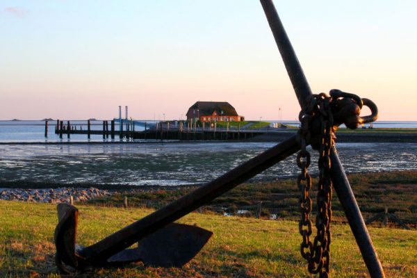 Rixwarft, im Hintergrund Hallig Hooge