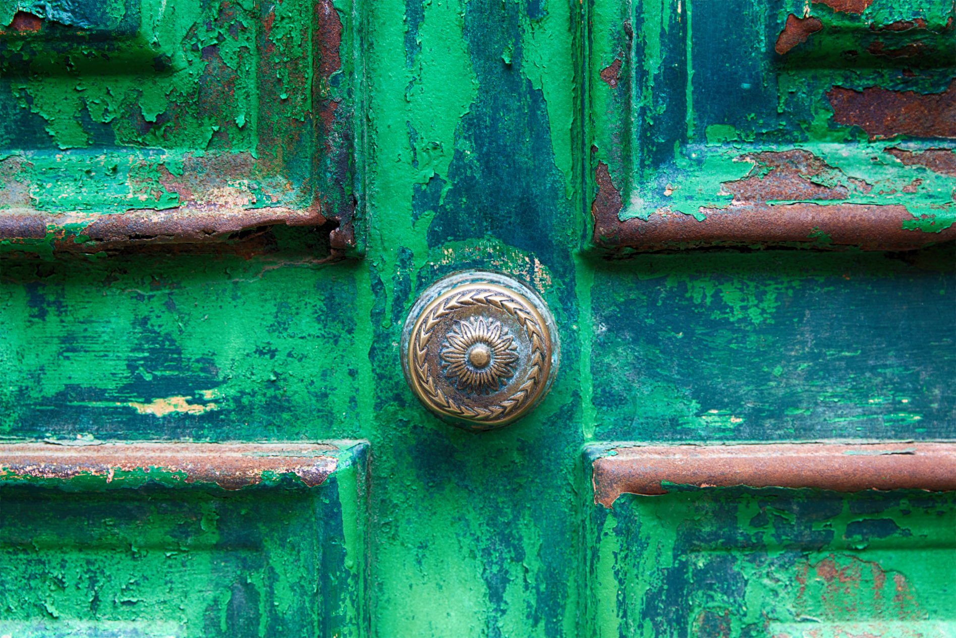 Tür in einer Seitenstrasse am Strand