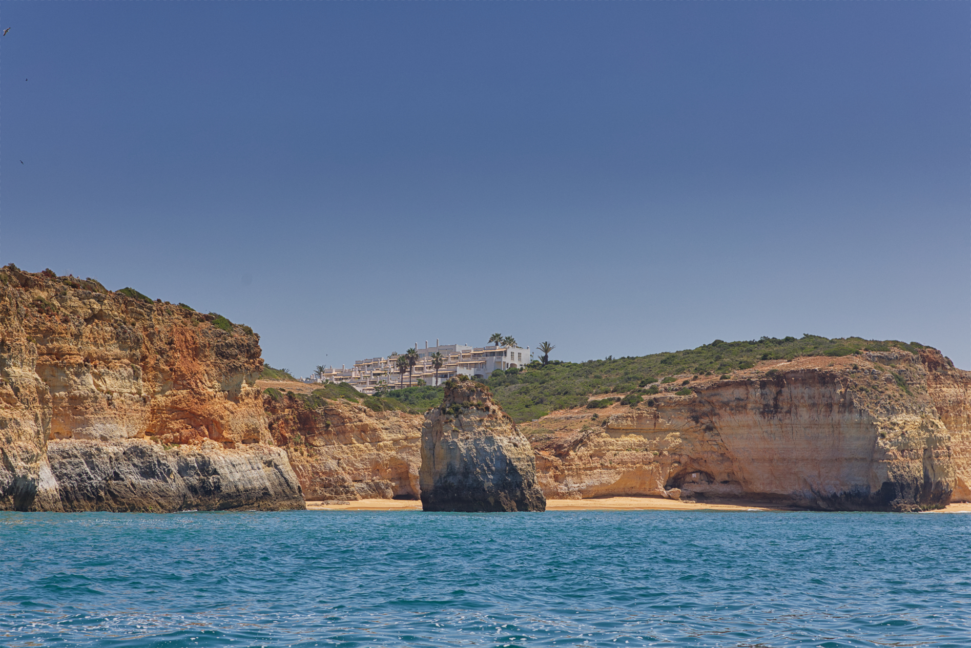Im Hintergrund Ferienresor Vila Gaivota