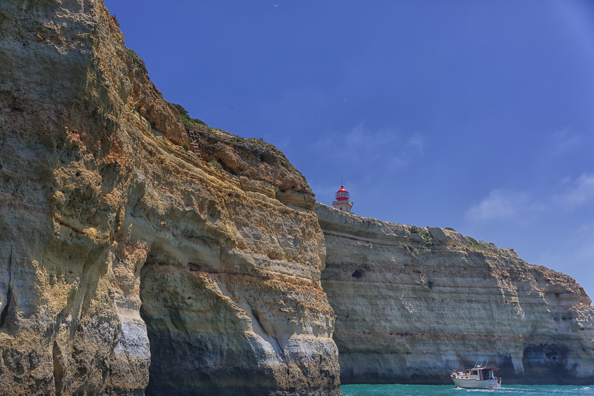 Der Leuchtturm thront auf einer Klippe